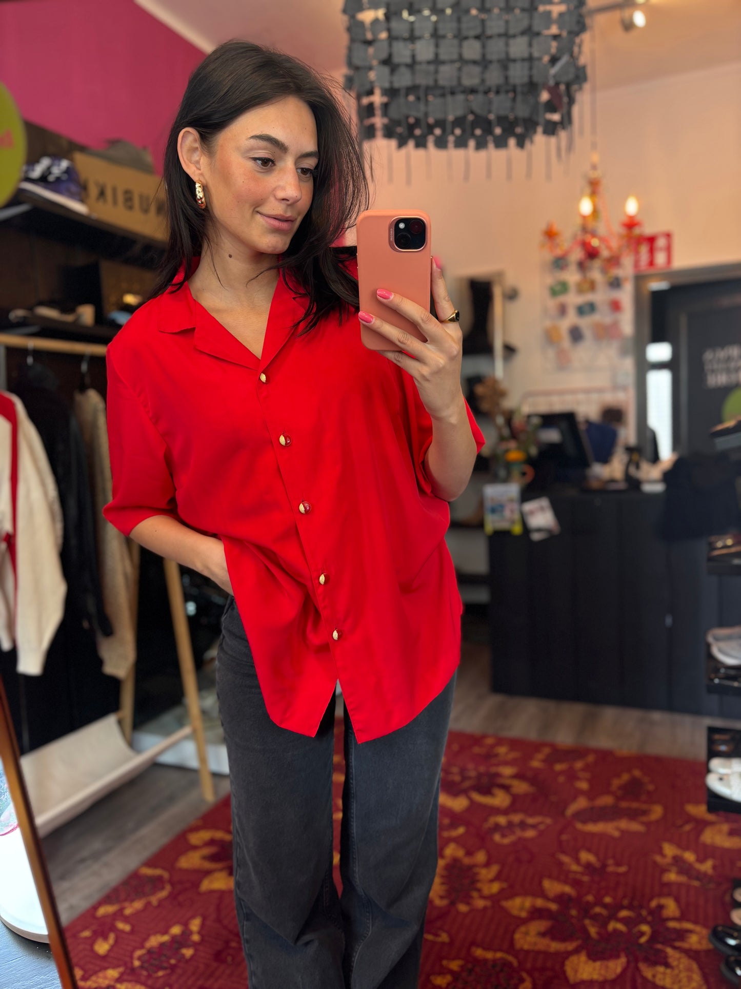 211-58 Rode blouse met goude knopen maat 40