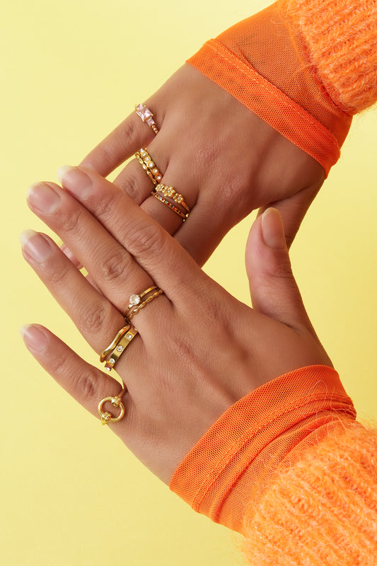 Minimalist wavy ring