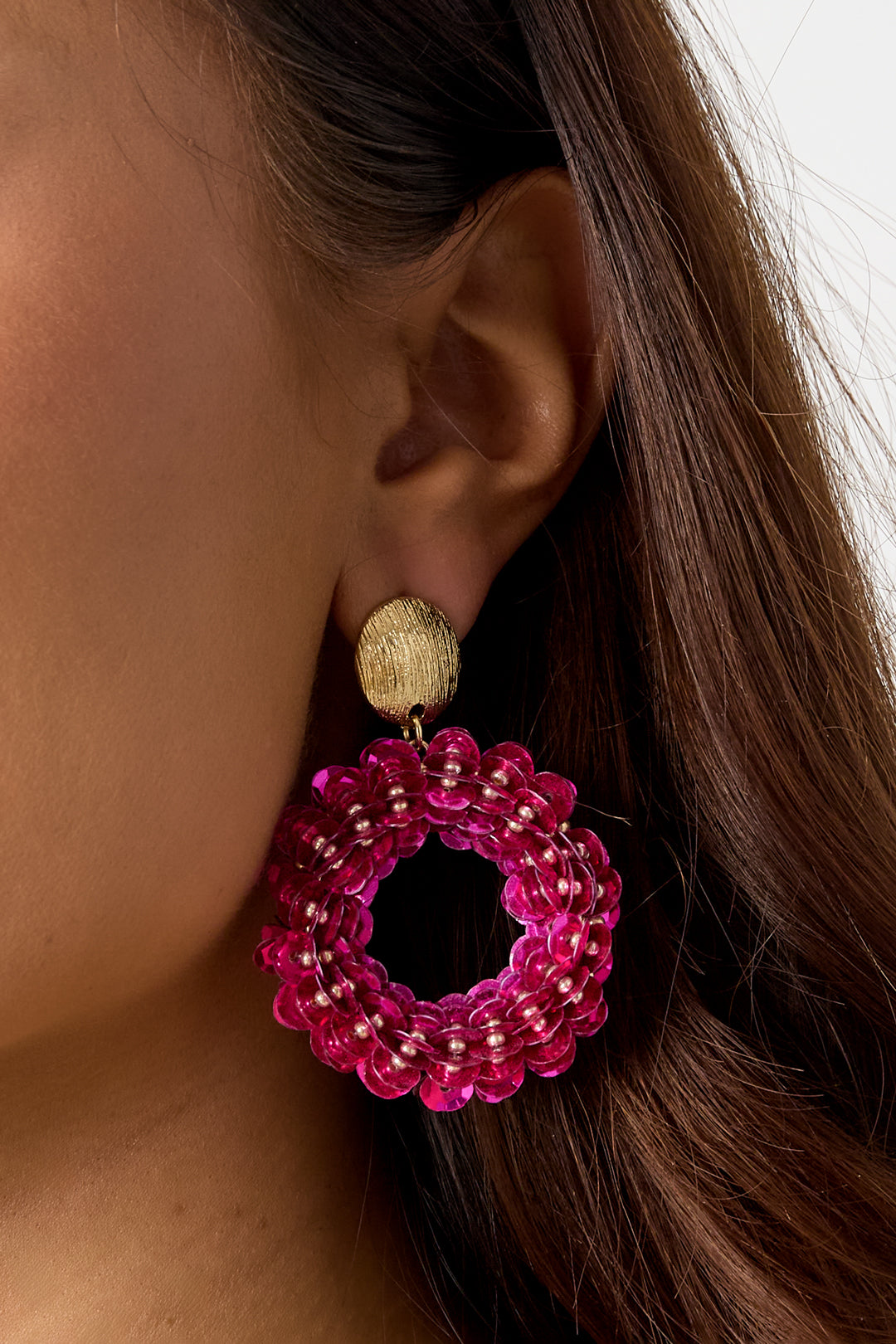 Round statement earrings with sequins