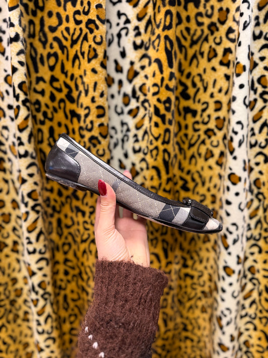 483-7 Burberry ballerina maat 38