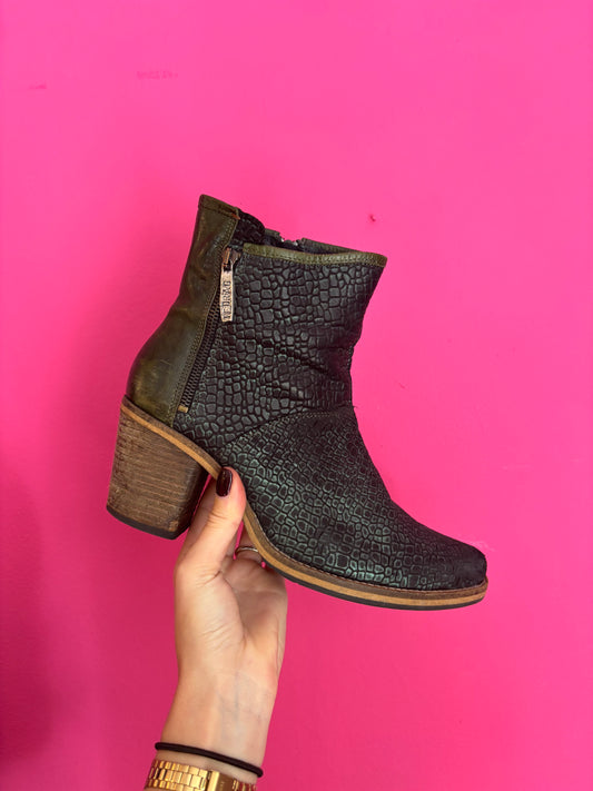 176-138 Red Rag forest maat 40