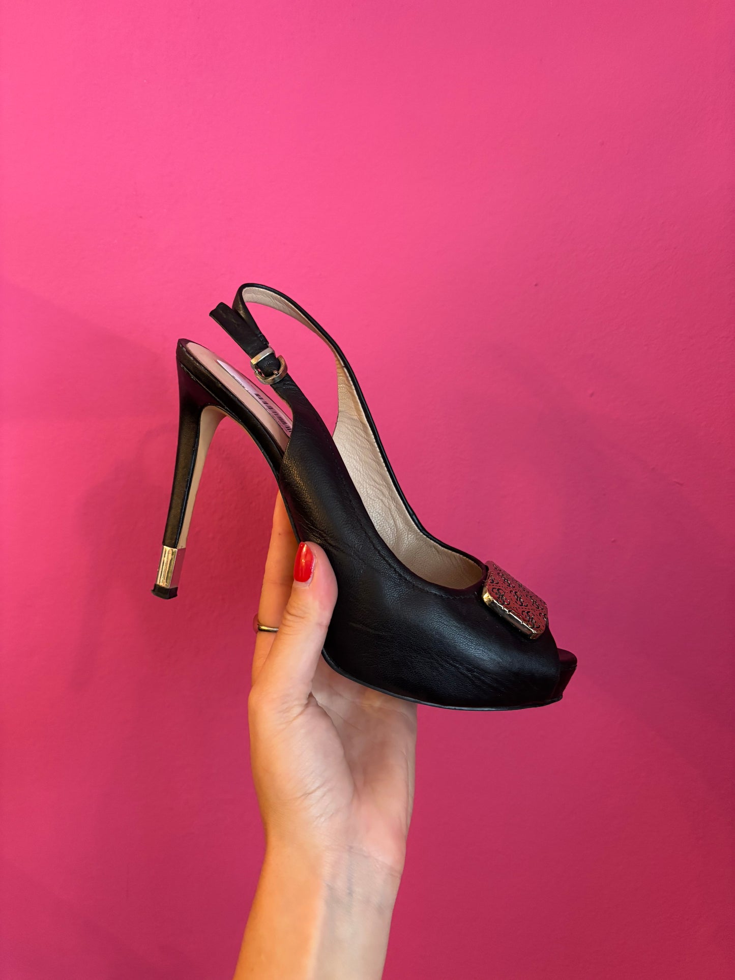 31-79 Guess heel size 38