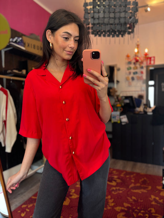 211-58 Rode blouse met goude knopen maat 40