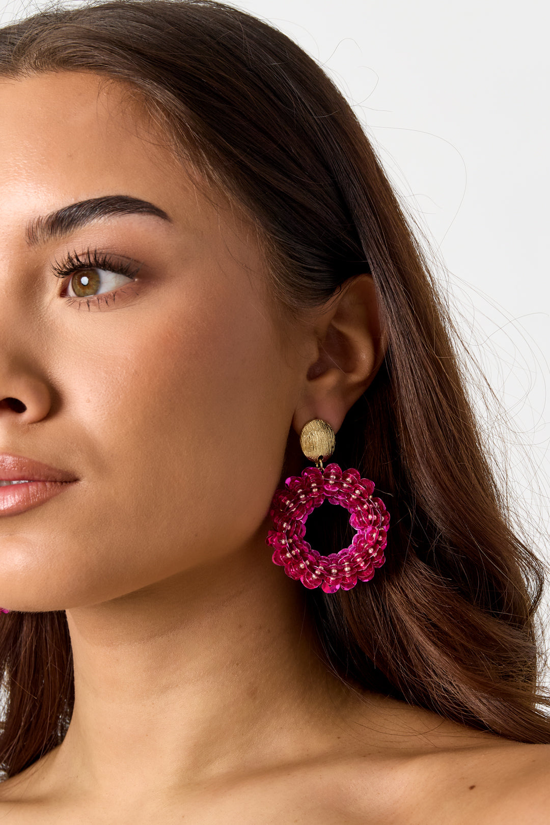 Round statement earrings with sequins